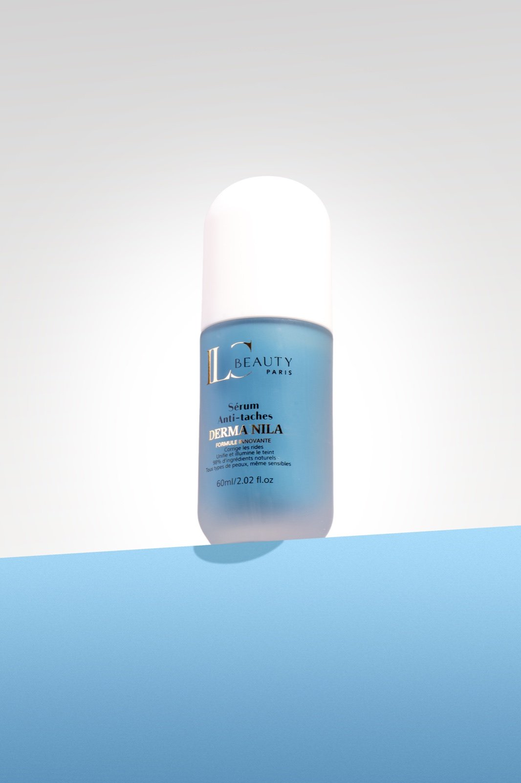 Sérum Derma Nilla dans un flacon bleu